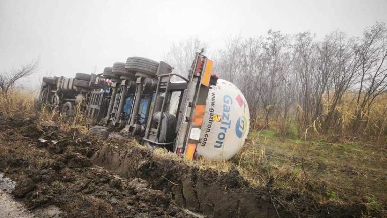 Cisternă cu 19 tone de GPL răsturnată în Vaslui