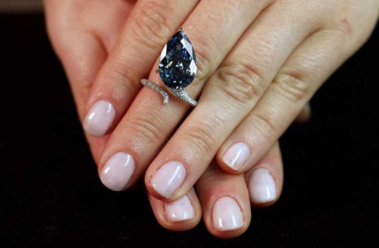 Diamant albastru vândut cu peste 25 milioane dolari la Geneva