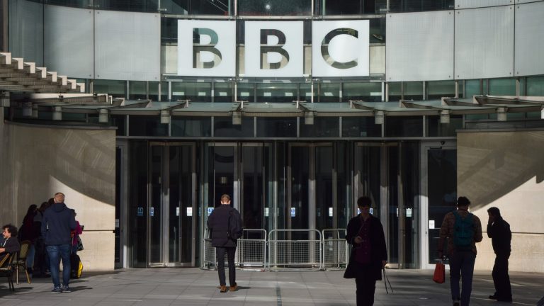 Donald Trump dă în judecată BBC pentru o sumă mare