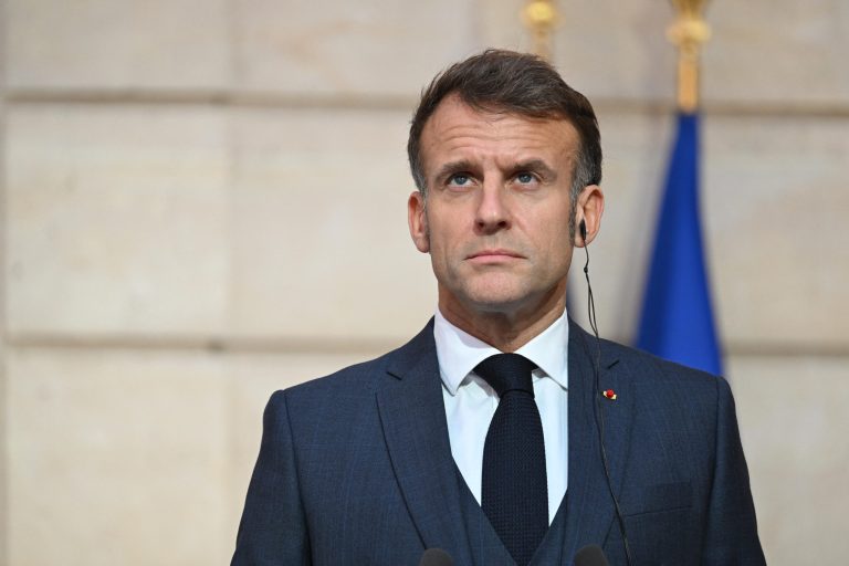 Emmanuel Macron critică concesiile bugetare, dar „compromisul e esențial”