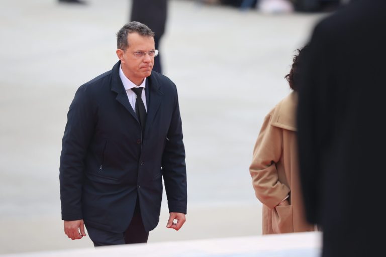 Ionuț Moșteanu, surprins în Parlament cu cafeaua în timpul imnului