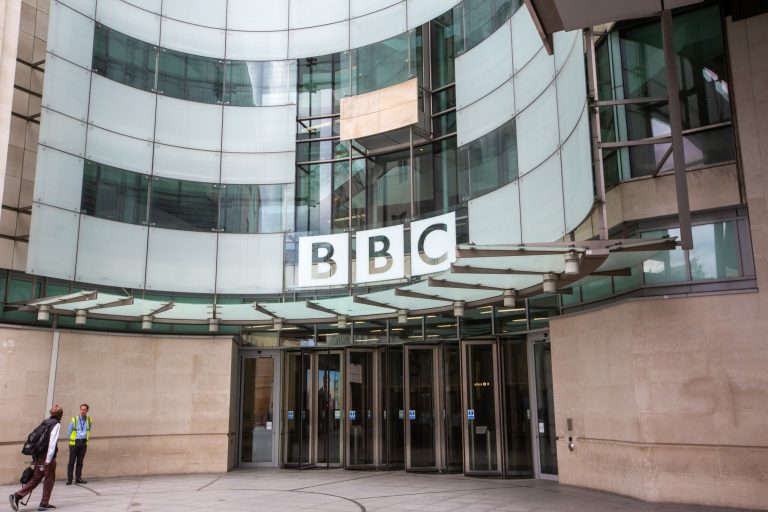 Lupta lui Trump cu BBC poate amenința acoperirea globală