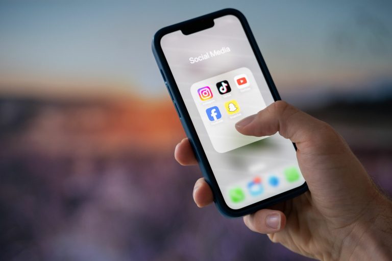 Parlamentul European cere reguli stricte pentru minorii online