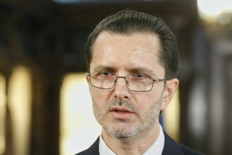 Vasile Bănescu spune că „afectează grav” Biserica prin „cultivarea textelor unor intelectuali căzuţi în demonism ideologic”.