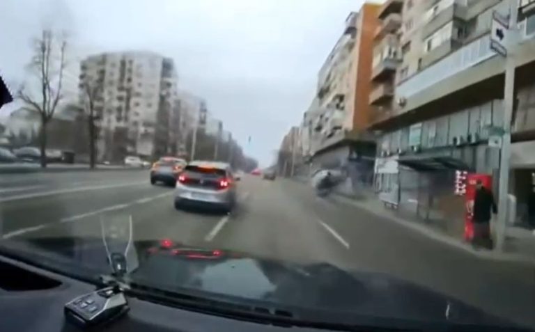 Accident violent în centrul Iașului – Mașină răsturnată de mai multe ori