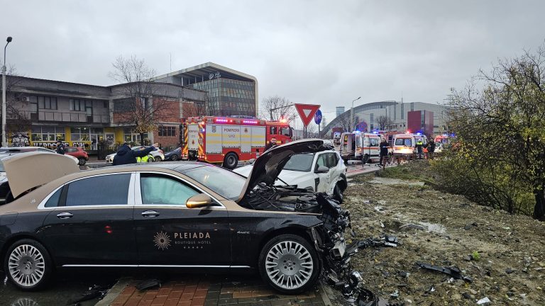 Accident grav CUG – Mașina unui om de afaceri distrusă FOTO/VIDEO