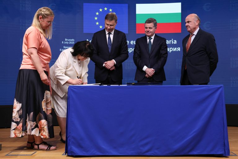 Bulgaria adoptă moneda euro.