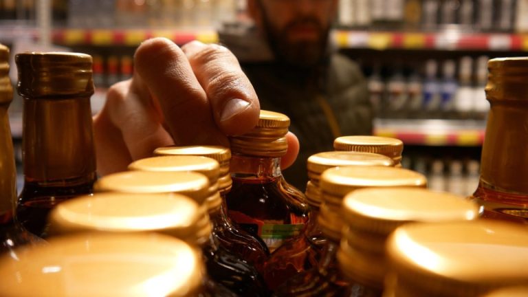 Cozi enorme la singurul magazin de alcool din Arabia Saudită