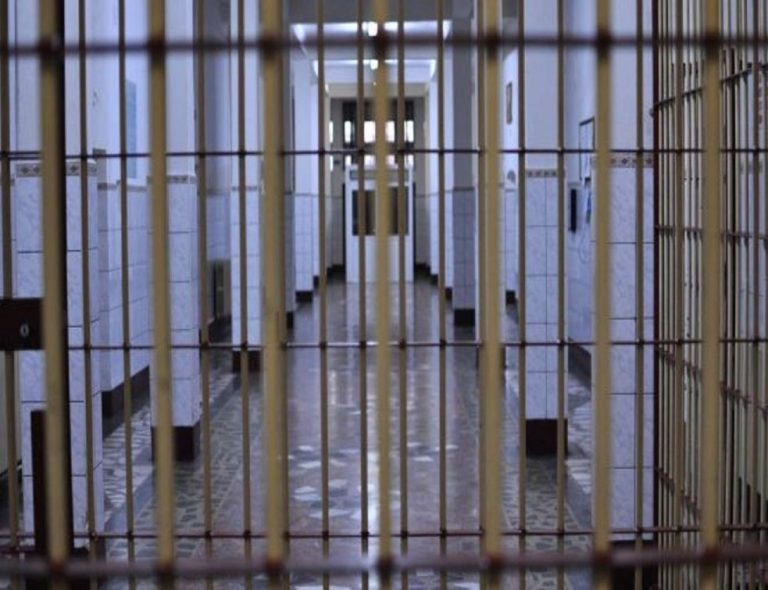 Doi poliţişti de penitenciar reţinuţi pentru trafic de droguri