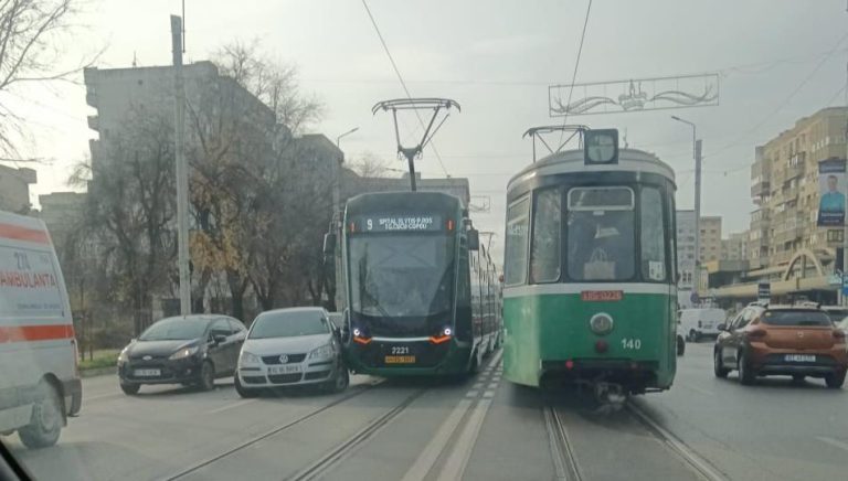 FOTO – Accident între tramvai și mașină în Iași
