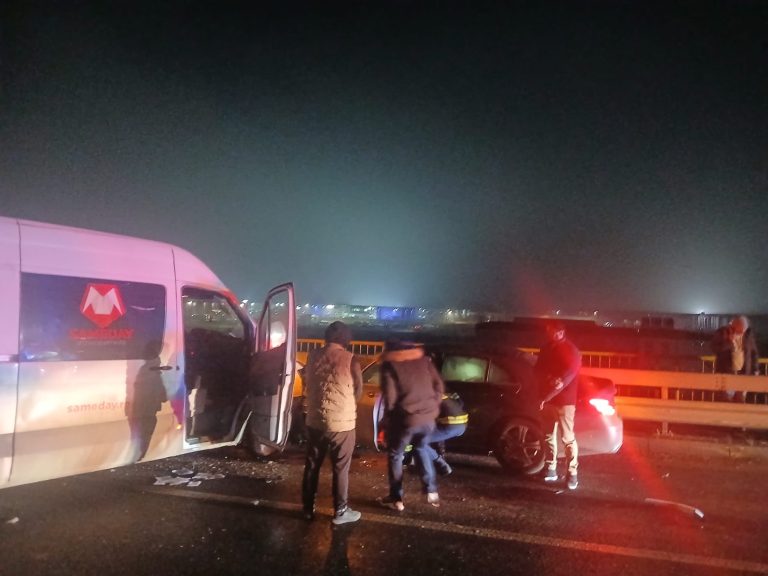 FOTO Accident pe podul de la Metro Miroslava