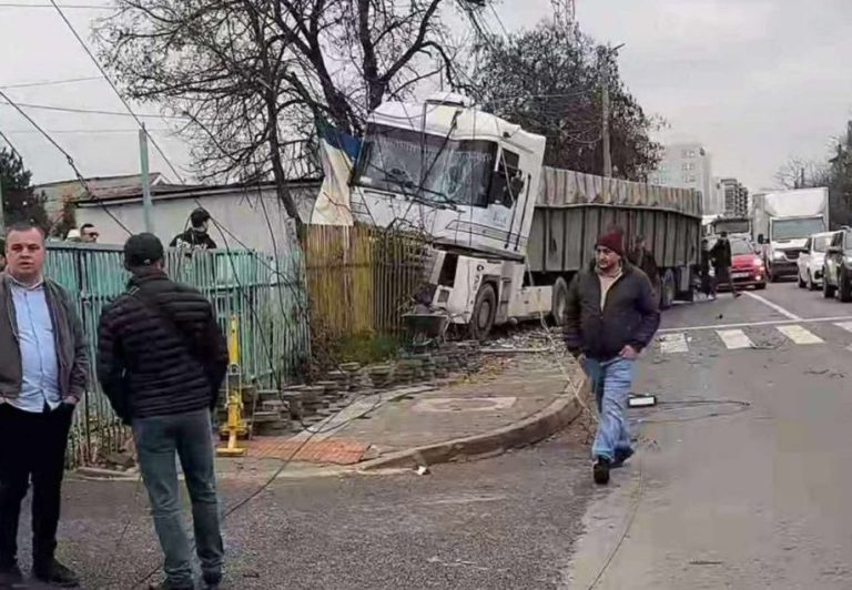 FOTO/VIDEO Accident la Siraj – TIR intrat în gard
