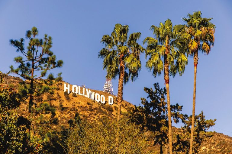 Hollywoodul intră în panică: Paramount și Netflix se luptă pentru Warner Bros.