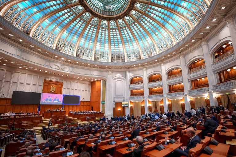 Moțiune de cenzură împotriva Guvernului Bolojan: „România nu este de vânzare”
