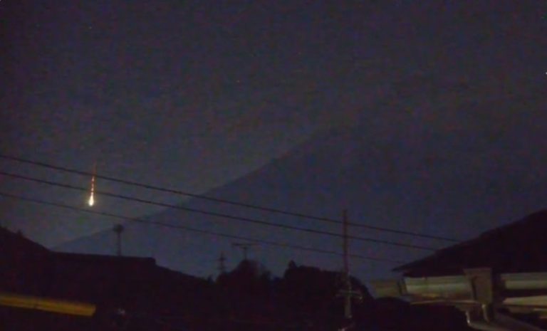 O minge de foc a iluminat cerul Japoniei