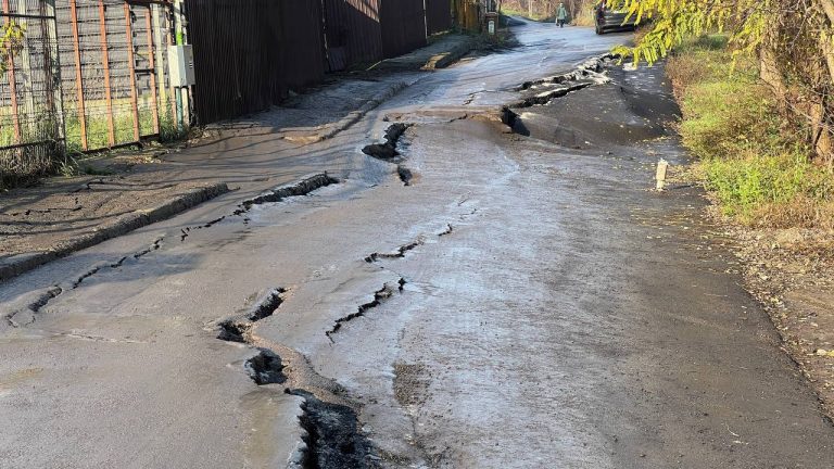 O nouă întâlnire de urgență la Primărie după surparea străzii Văleni