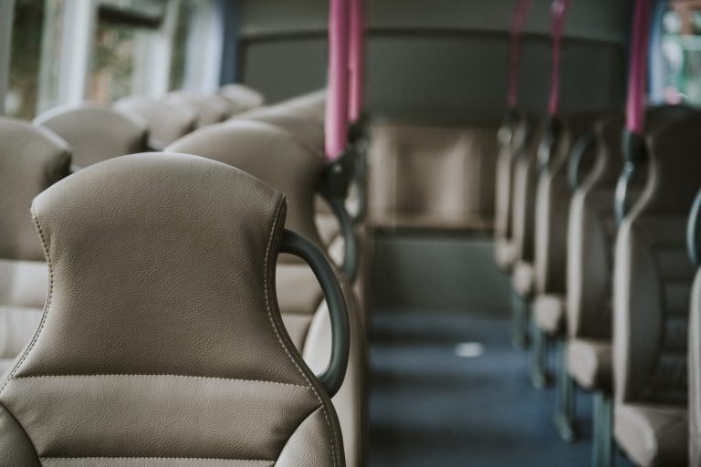 Șoferul de 55 de ani a oprit autobuzul pentru copii