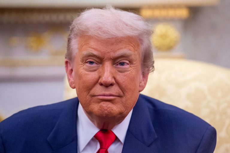 Trump apără platforma X după amendă: Europa greșește
