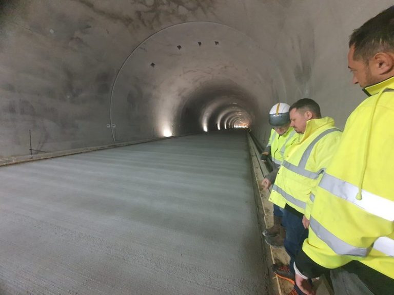 Turnarea betonului rutier în tunelul Curtea de Argeş a fost finalizată.
