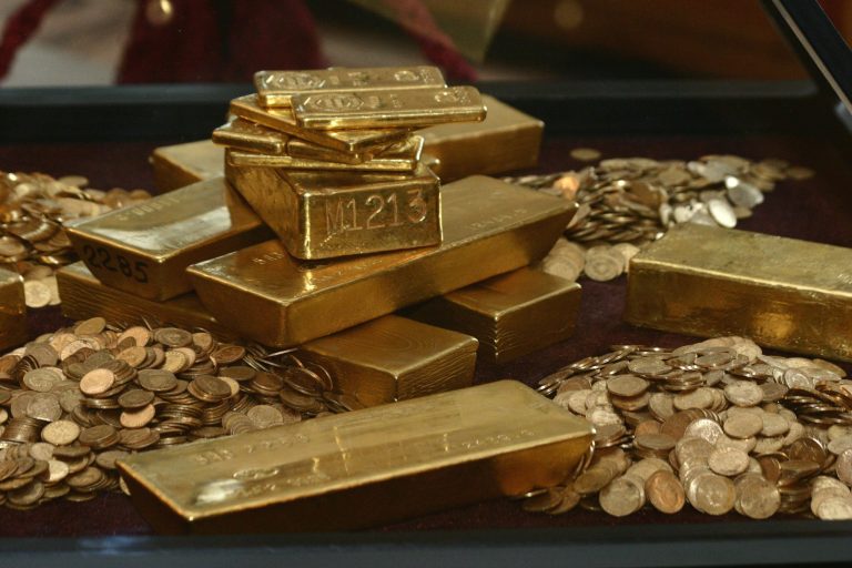 Argint la niveluri record, aurul aproape de 5.000 USD în contextul tensiunilor globale