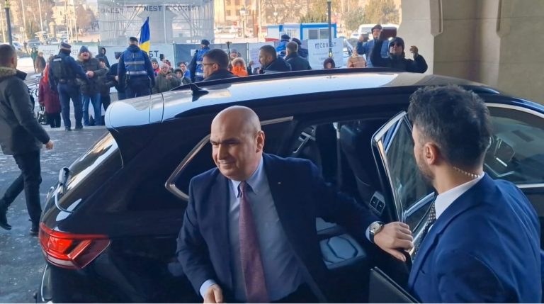 Bolojan evidențiază că cheltuielile cu salariile bugetarilor au scăzut semnificativ după ce a preluat conducerea guvernului.
