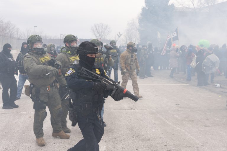 Cum încearcă administrația Trump să calmeze protestele din Minneapolis