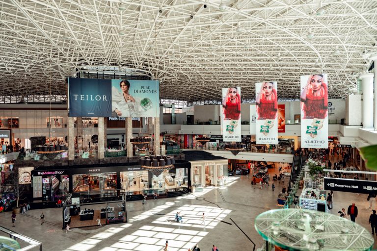 IULIUS facilitează experiența de cumpărături cu HELLO TAX FREE. La Palas, turiștii din afara UE pot obține rambursarea TVA-ului.