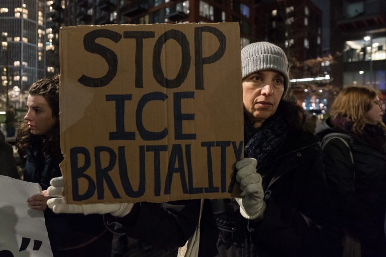 Minnesota dă în judecată guvernul federal după împușcare.