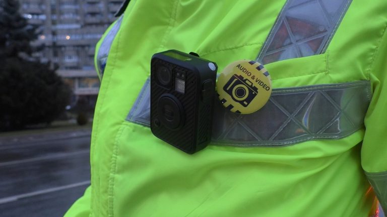 Nicuşor Dan a semnat legea care le permite poliţiştilor locali să folosească camere portabile foto-video-audio.
