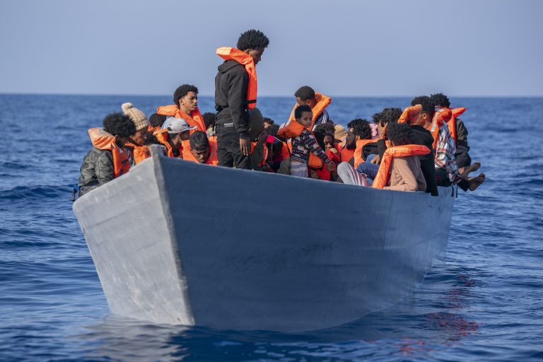 O barcă cu 25 de turiști la bord s-a răsturnat în apropierea coastelor Omanului. Trei persoane au decedat.