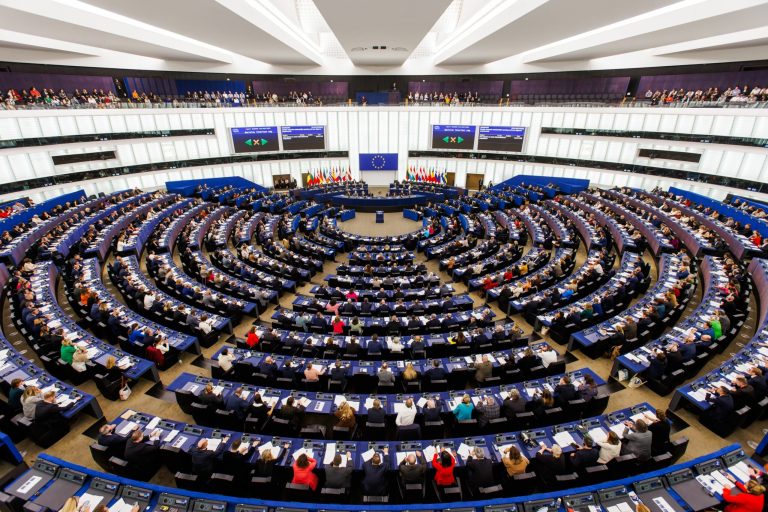Parlamentul European a aprobat „cooperarea consolidată” pentru susținerea financiară de 90 de miliarde de euro destinată Ucrainei.
