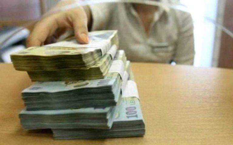 Proiect al Guvernului – Persoanele care primesc pensii speciale pot continua să lucreze, dar pensia va fi redusă cu 85%.