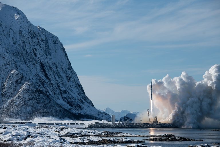 Rivalii europeni ai SpaceX se pregătesc de lansare