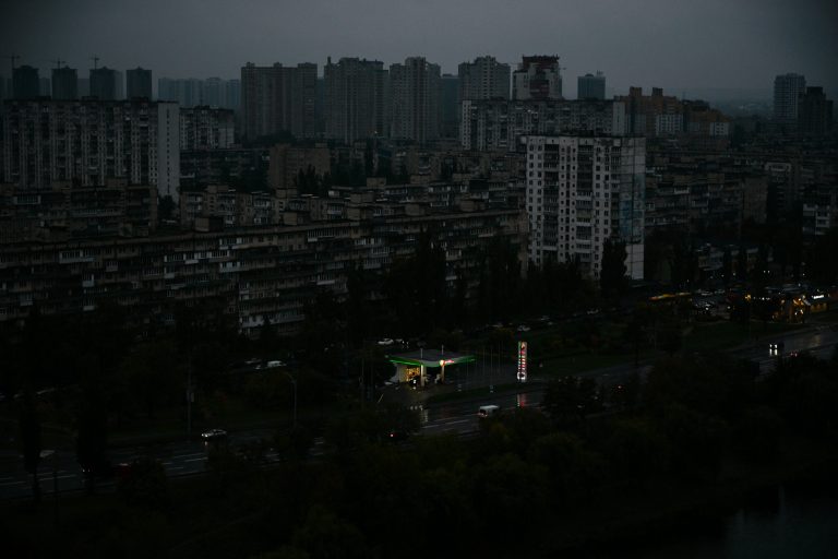 Rusia a bombardat Kievul cu drone și rachete. Furnizarea de electricitate și apă a fost oprită.