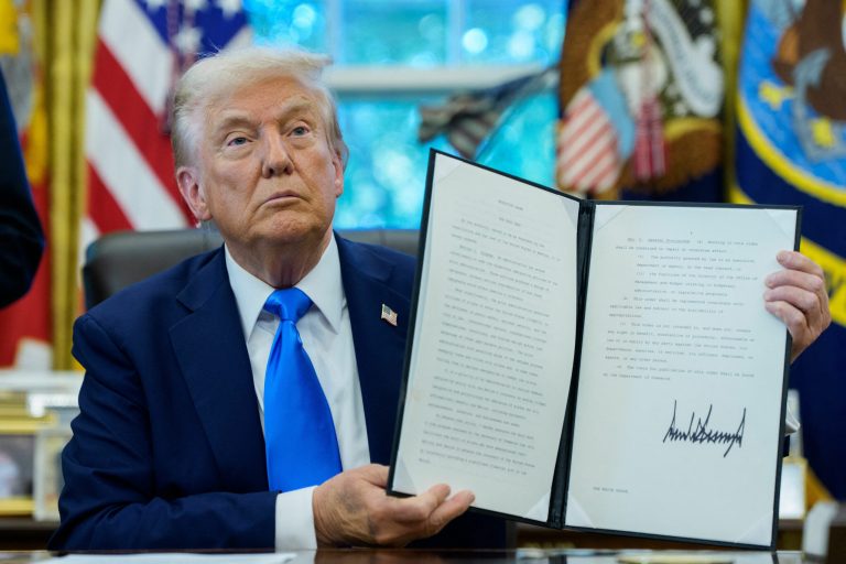 Trump a semnat un ordin pentru protejarea banilor din petrolul venezuelean