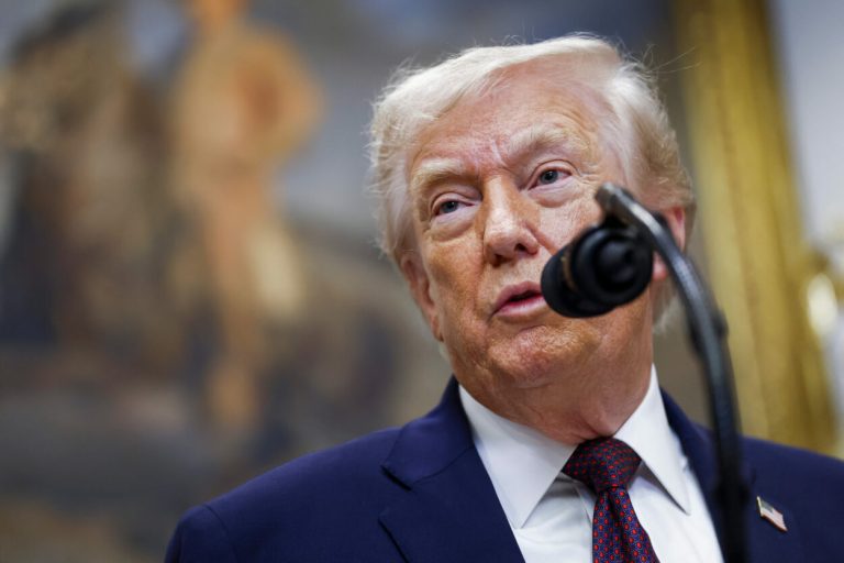 Trump susține că administrația „examinează totul” în legătură cu tragedia din Minneapolis.