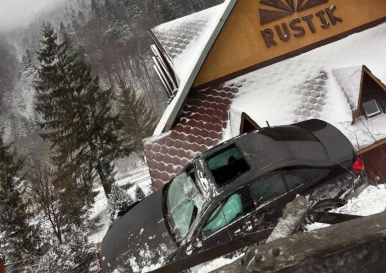VIDEO – Accident spectaculos la Predeal: maşină blocată pe pensiune