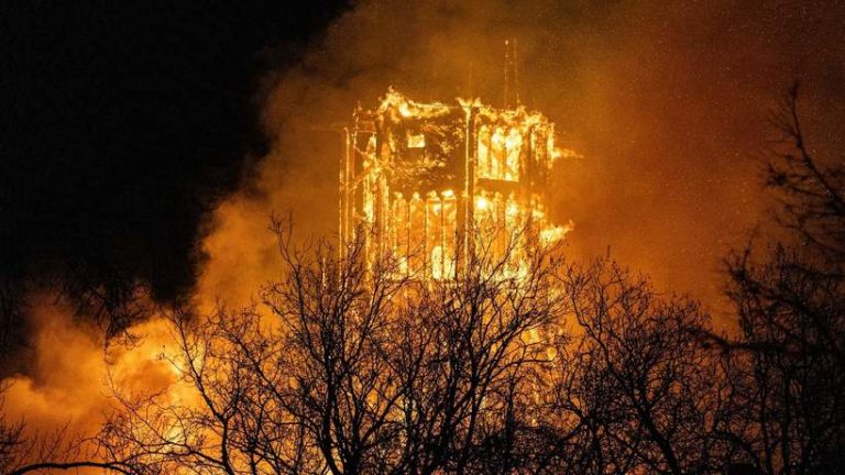 VIDEO | Incendiu uriaș distruge o biserică din Amsterdam