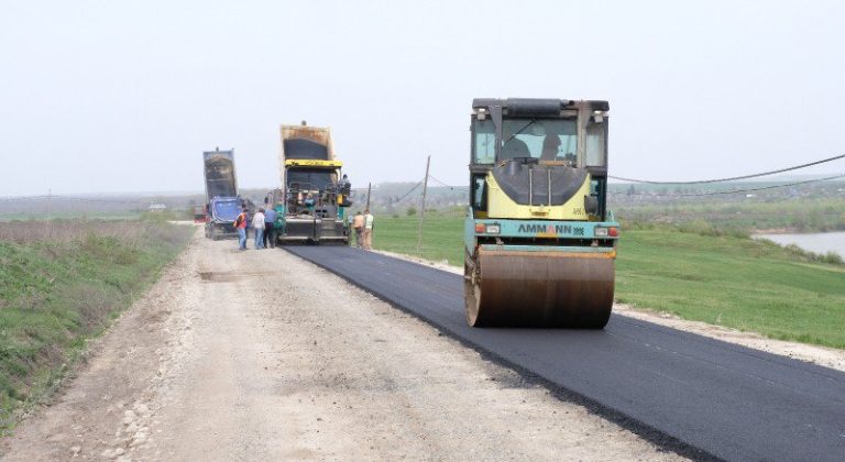 Curse intense pe drumurile din județ. Nu sunt competiții de mașini, ci o concurență acerbă pentru contracte de modernizare a drumurilor.