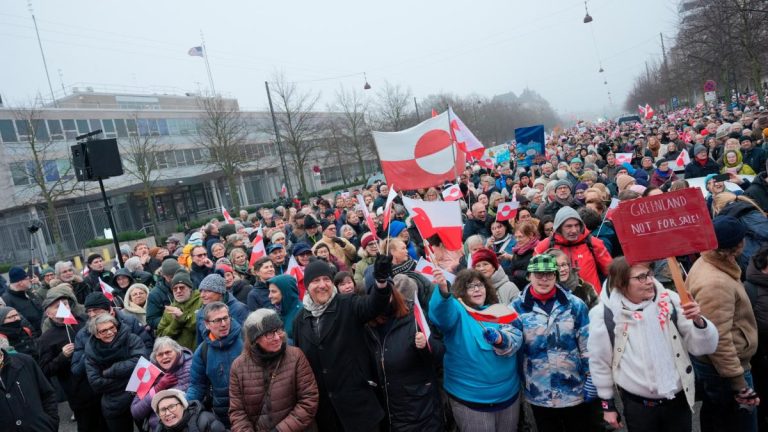 Mii de oameni protestează la Copenhaga împotriva ambițiilor lui Trump în Groenlanda. „Fă America să dispară”, „SUA are deja suficient gheață”