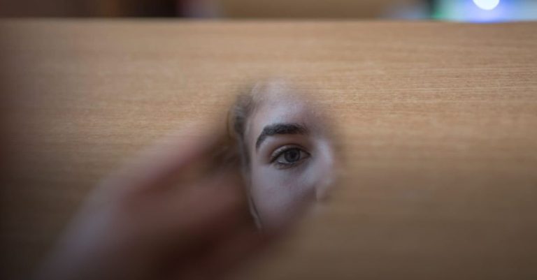 Pedeapsă exemplară: un ieșean care și-a obligat iubita să se prostitueze și a mai exploatat și o minoră a fost condamnat la 25 de ani de închisoare.