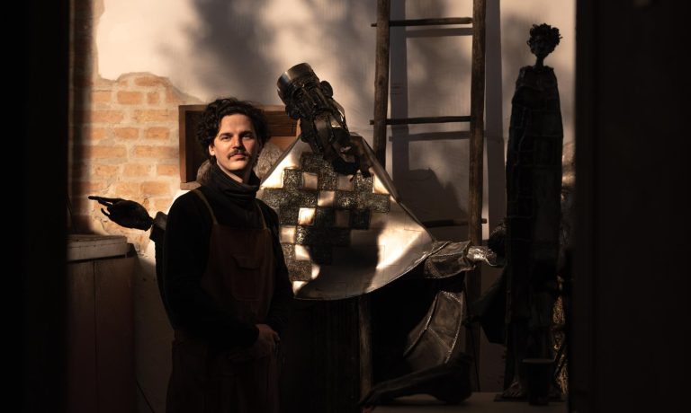 Sculptura „Monahul” de Emanuel Chiriac, disponibilă în cadrul unei licitații caritabile pentru sprijinirea dezvoltării tinerilor artiști.