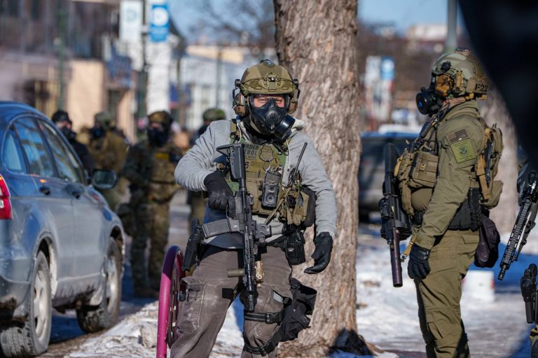 Autoritățile federale investighează dacă ofițerii ICE au depus mărturii false sub jurământ în legătură cu împușcarea unui migrant în Minneapolis.