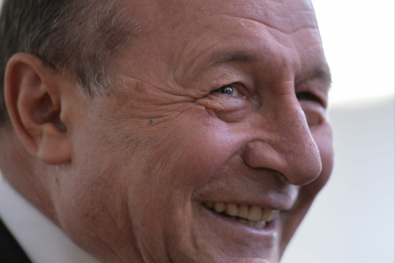Băsescu: „Grindeanu vorbește mult, Bolojan aduce fonduri în țară”