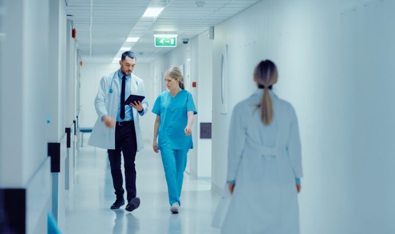 Ce afirmă un medic român stabilit în Franța despre obligativitatea medicilor de a profesa în țară: „Medicul nu este un pion pe care îl muți cum vrei”. Reacția președintelui Colegiului Medicilor.