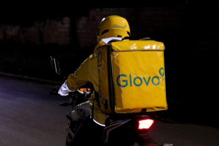 Compania care gestionează Glovo în Italia, pusă sub control judiciar pentru exploatarea curierilor