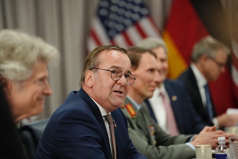 Critici severe la Berlin: Ministrul Apărării îl acuză pe Trump că „i-a întins covorul roșu” lui Vladimir Putin