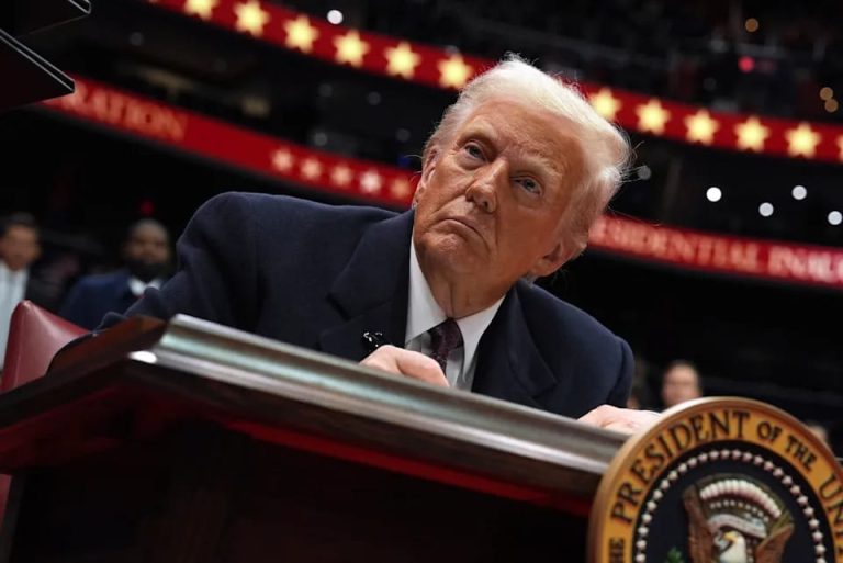 Donald Trump îi solicită lui Volodimir Zelenski să grăbească negocierile pentru un acord de pace cu Rusia.