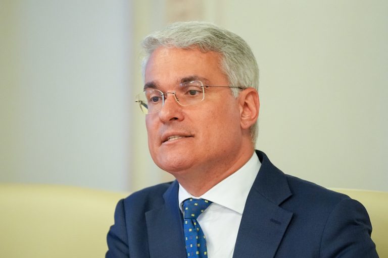 Dragoș Pîslaru lansează un atac vehement împotriva „băieților deștepți” din politică și îl susține pe Ilie Bolojan.