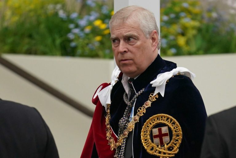 Fratele regelui Charles, forțat să îndeplinească sarcini umilitoare. Fostul prinț a fost respins de mai mulți angajați.